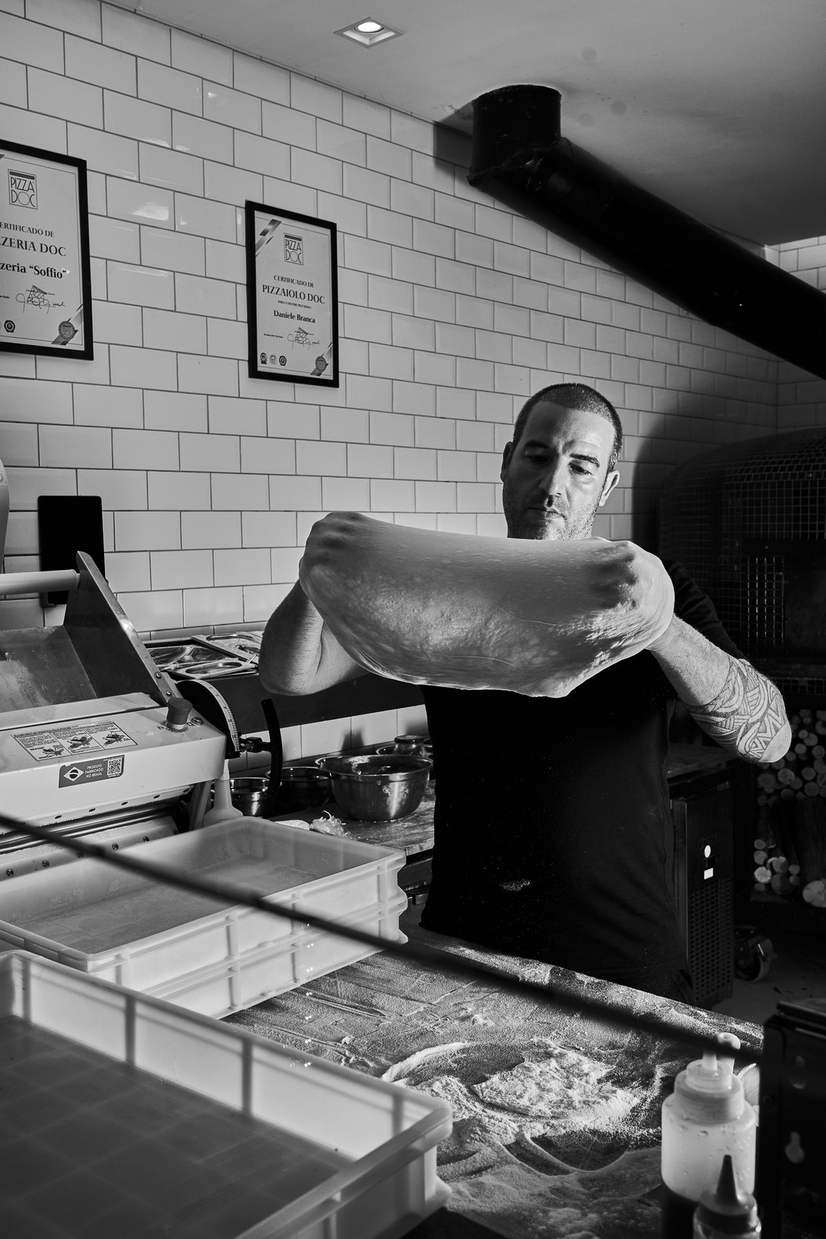 Chef Dani Branca preparando a massa