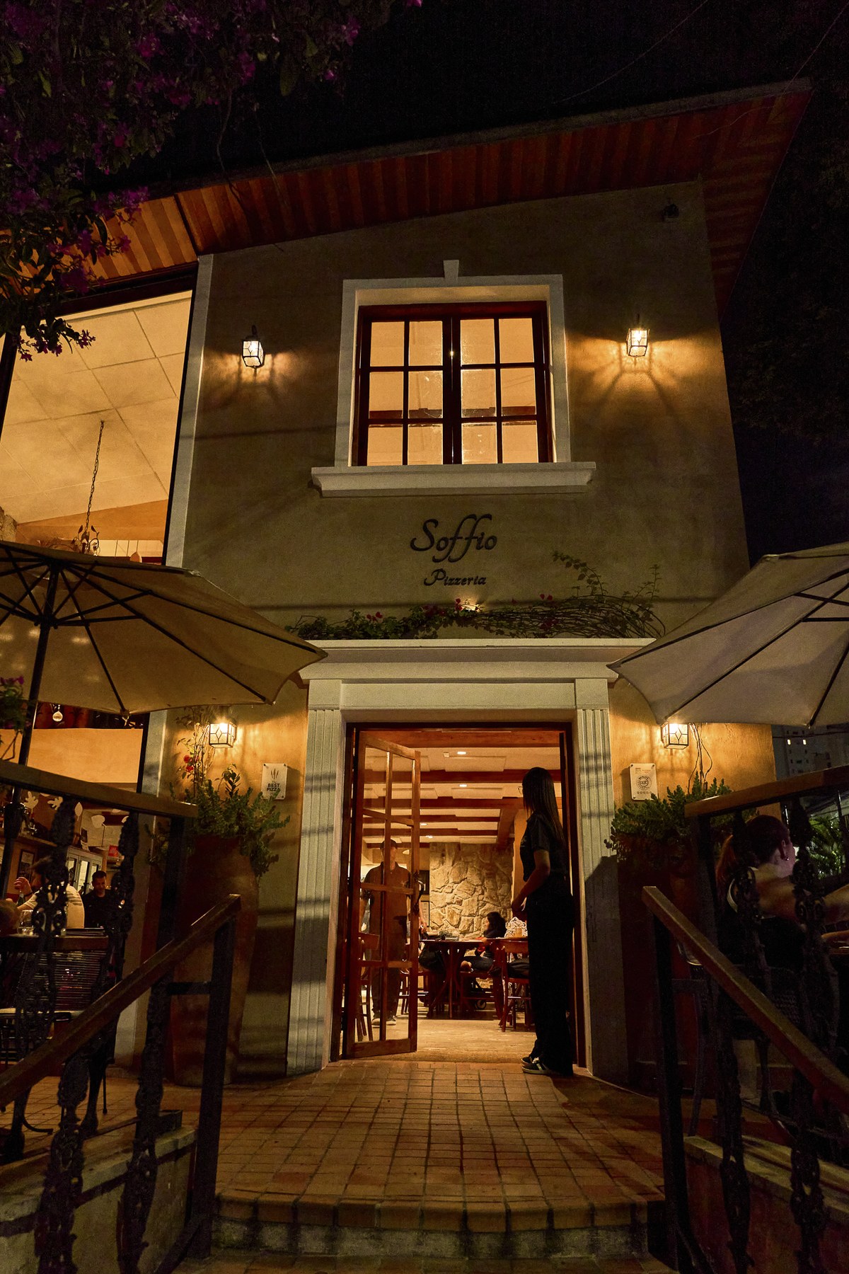 Fachada da Soffio Pizzeria à noite